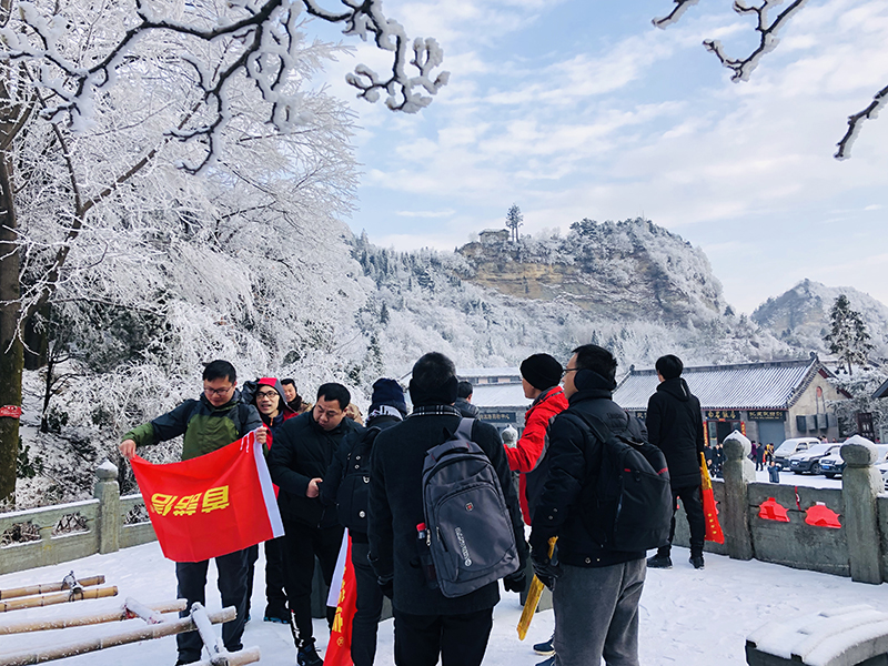 首諾信十年十座山